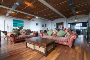 Отель Loft Apartment  Порт Глазго
